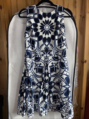 Sleeveless Navy and White Midi Dress with Decorative Medallion Print Size 12